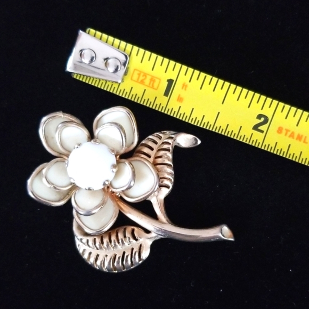 Vintage Mid Century Gold Tone Flower Brooch - Picture 6 of 8